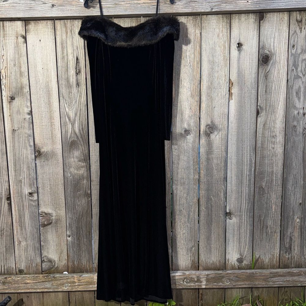 Cachet Velvet Off the Shoulder Faux Fur Trim Collar Maxi Dress Black Size 12